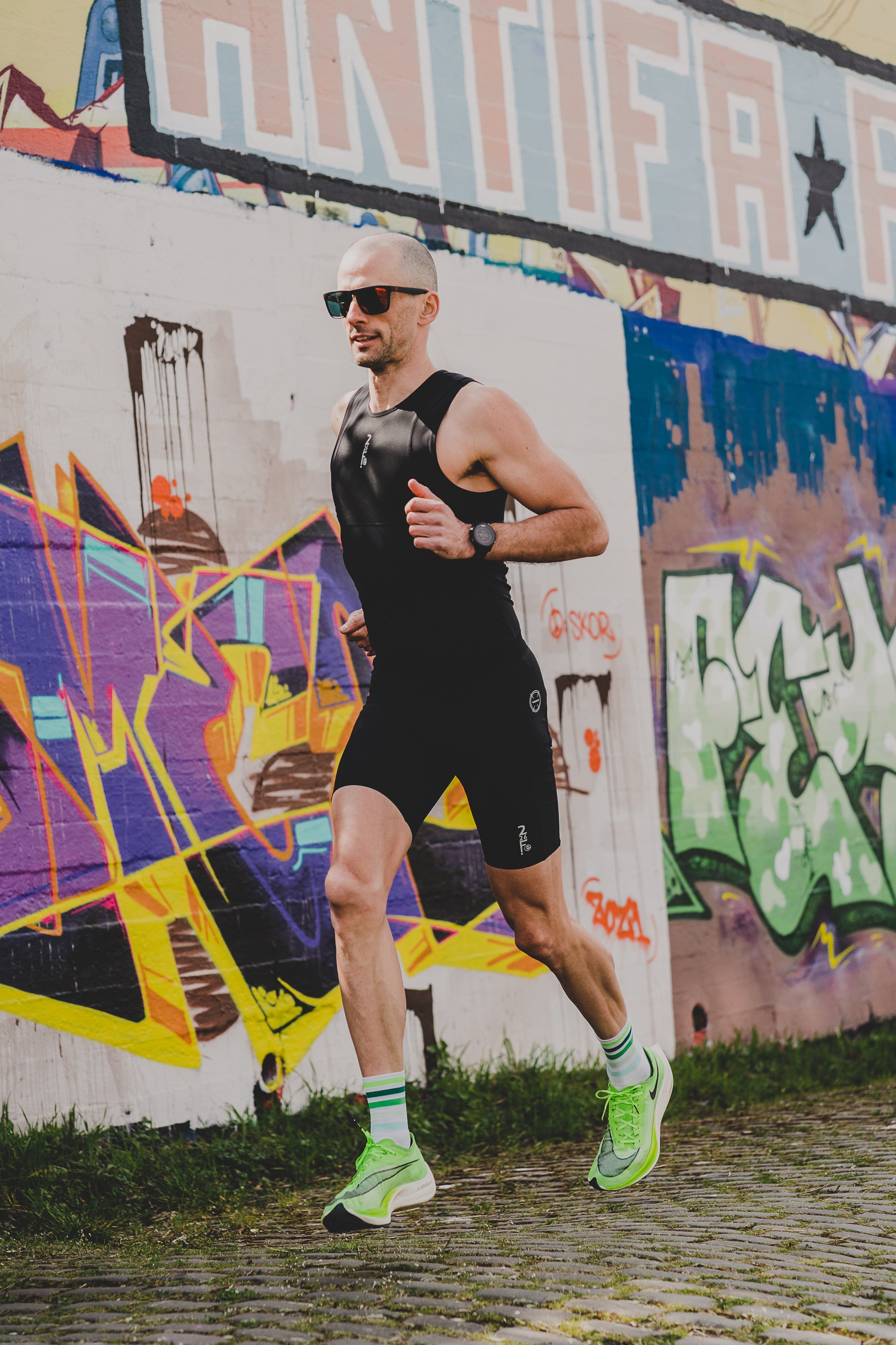 Fe226 "The Ekstra Mile" training tools for runners is a running set consisting of The Perfect Posture Running Top and The Muscle Activator Running Tight. Stabilizes hips, core and shoulders: upright running posture. Activates the glutes: powerful run.