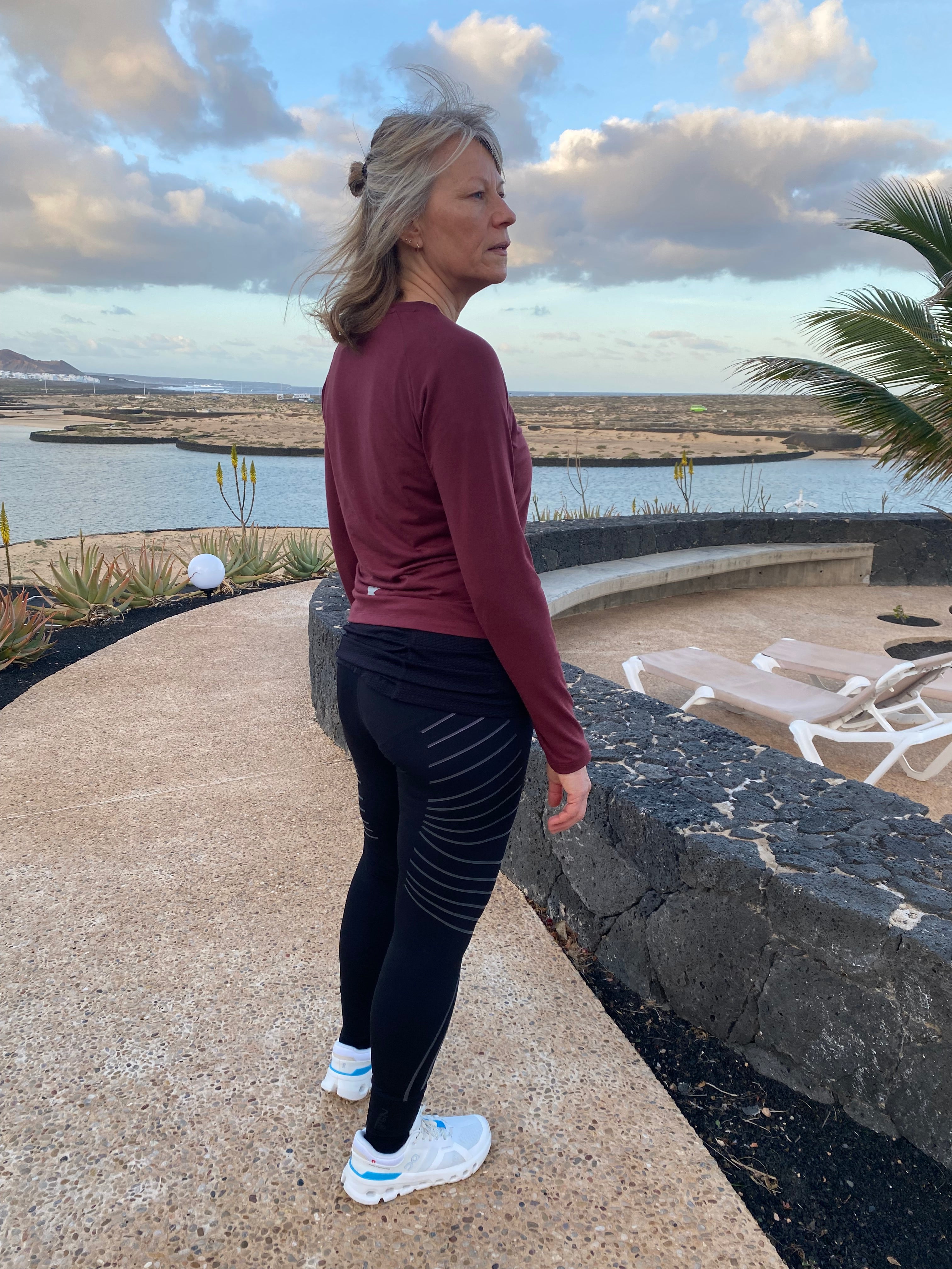 Fe226 best good looking high-end Women's products for running, triathlon and cycling. Danish design will make you look and feel good. Comfortable running singlet, running short, triathlon suits, body shaping leggings