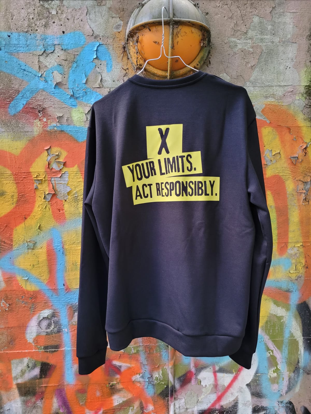 Statement Sweatshirt: X YOUR LIMITS, KUN i S og XL - SPAR 55%