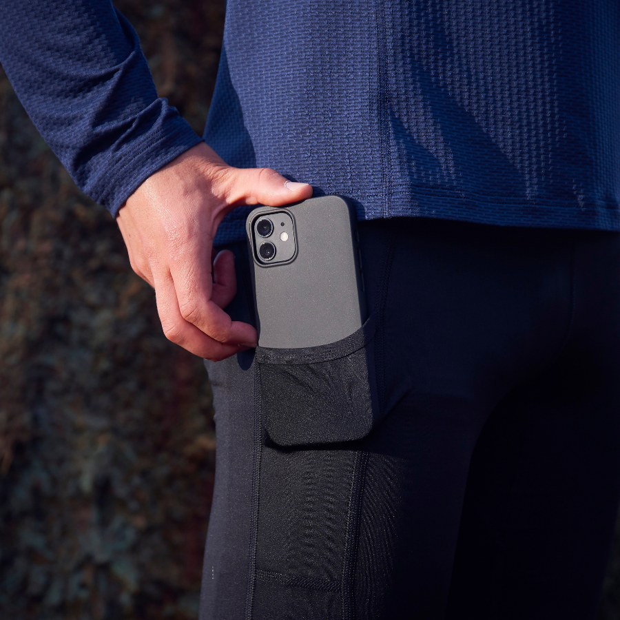 The Fe226 Long Running Tight is made in europe in high quality. For autumn, winter and spring runs and a high temperature range. Thin high tech fabric will keep you warm and dry without restraining your movement. Side pockets for your smart phone, keys etc. Perfect long tight for training. Odour free and anti-bacterial