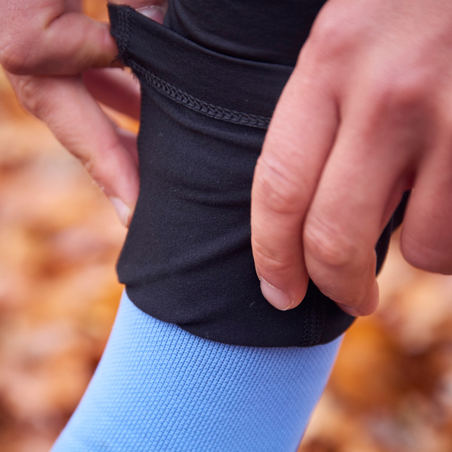 The Fe226 Long Running Tight is made in europe in high quality. For autumn, winter and spring runs and a high temperature range. Thin high tech fabric will keep you warm and dry without restraining your movement. Side pockets for your smart phone, keys etc. Perfect long tight for training. Odour free and anti-bacterial