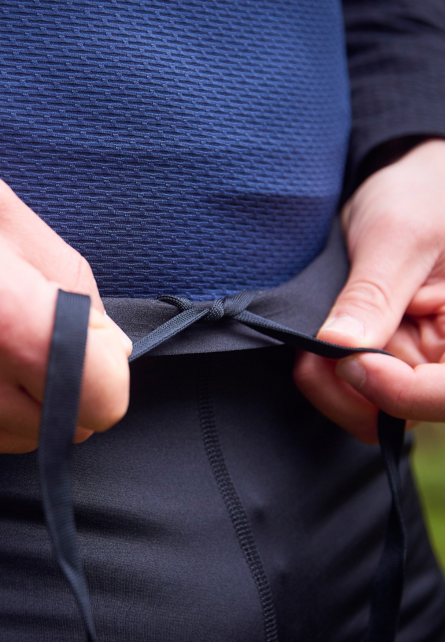 The Fe226 Long Running Tight is made in europe in high quality. For autumn, winter and spring runs and a high temperature range. Thin high tech fabric will keep you warm and dry without restraining your movement. Side pockets for your smart phone, keys etc. Perfect long tight for training. Odour free and anti-bacterial