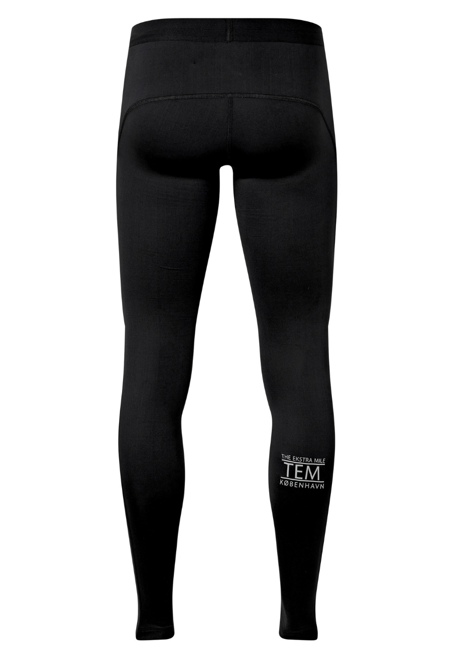 The Fe226 Long Running Tight is made in europe in high quality. For autumn, winter and spring runs and a high temperature range. Thin high tech fabric will keep you warm and dry without restraining your movement. Side pockets for your smart phone, keys etc. Perfect long tight for training. Odour free and anti-bacterial