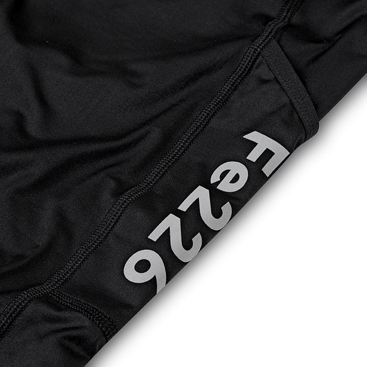 The Fe226 Long Running Tight is made in europe in high quality. For autumn, winter and spring runs and a high temperature range. Thin high tech fabric will keep you warm and dry without restraining your movement. Side pockets for your smart phone, keys etc. Perfect long tight for training. Odour free and anti-bacterial