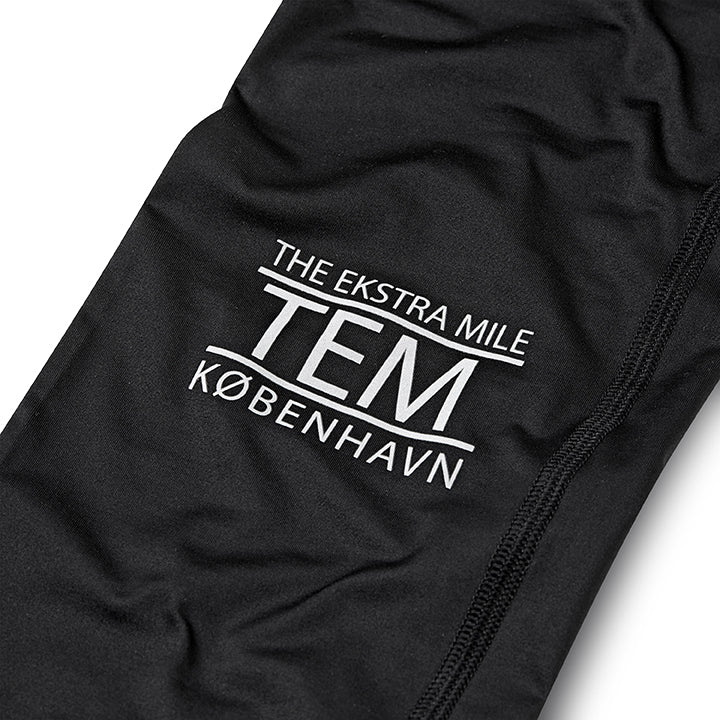 The Fe226 Long Running Tight is made in europe in high quality. For autumn, winter and spring runs and a high temperature range. Thin high tech fabric will keep you warm and dry without restraining your movement. Side pockets for your smart phone, keys etc. Perfect long tight for training. Odour free and anti-bacterial