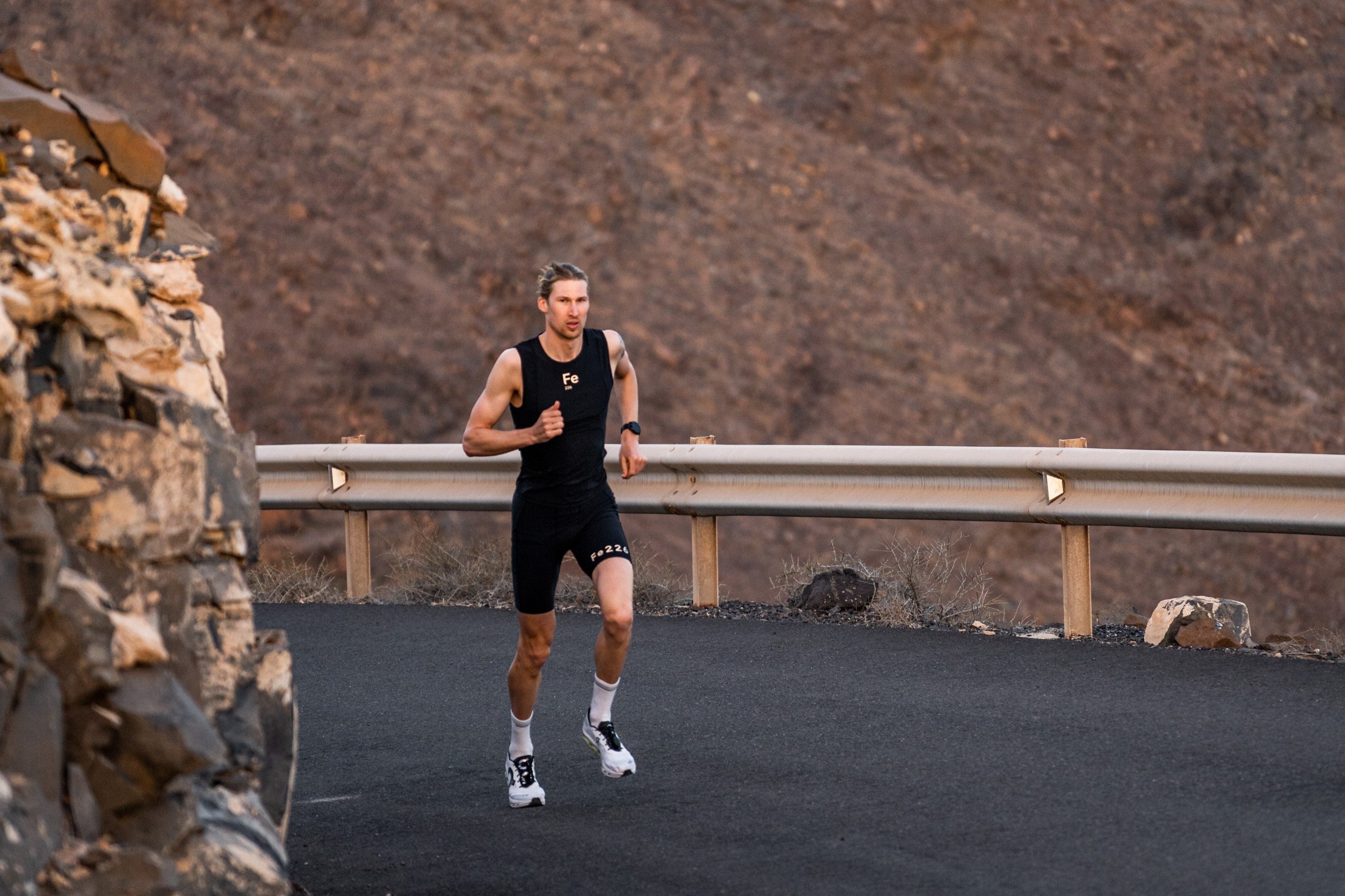 Fe226 "The Ekstra Mile" training tools for runners: running set of The Perfect Posture Running Top and The Muscle Activator Running Tight. Stabilizes hips, core and shoulders: a more upright running posture. Activates the glutes: more powerful run.